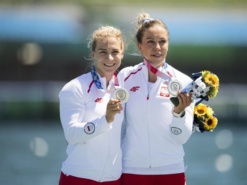 Anna Puławska i Karolina Naja na zdjęciu ze srebrnymi medalami.