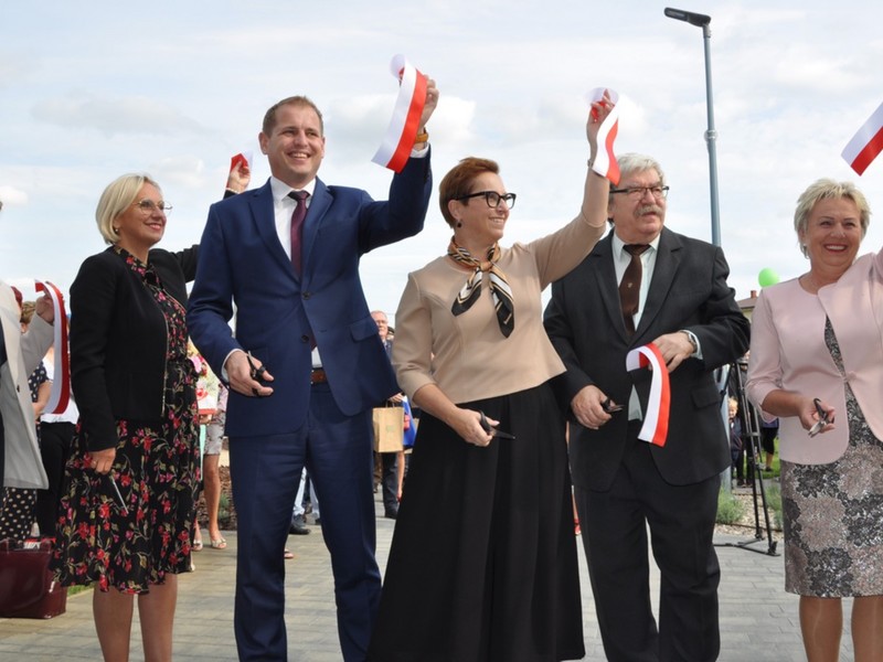 Otwarcie przedszkola w Kłodawie - przecięcie wstęgi 