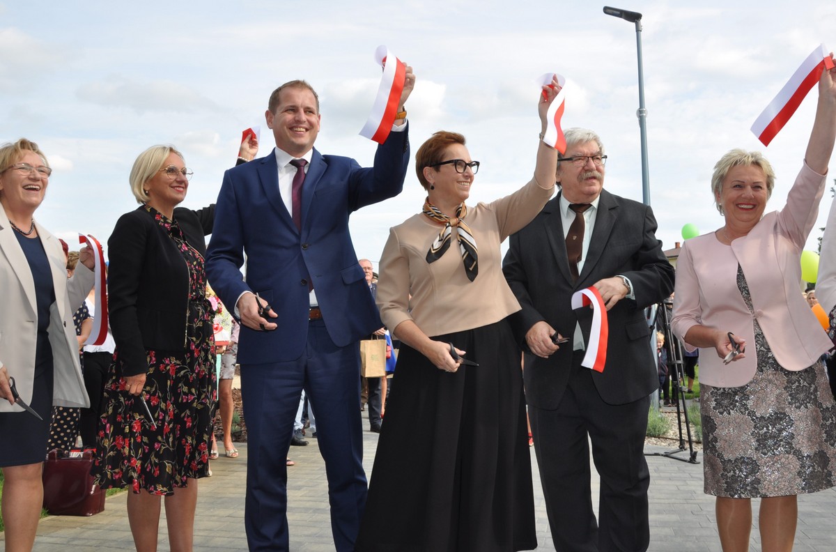 Otwarcie przedszkola w Kłodawie - przecięcie wstęgi 