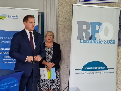 Wicemarszałek Łukasz Porycki podczas uroczystości podpisania umów