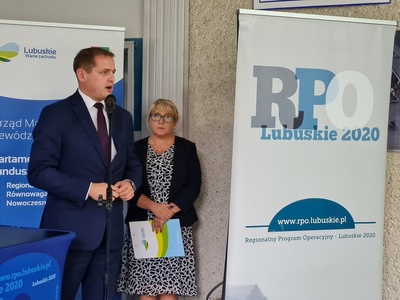 Wicemarszałek Łukasz Porycki podczas uroczystości podpisania umów