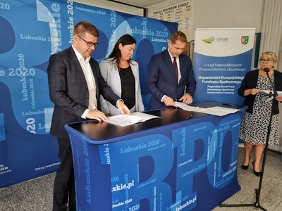 Uroczyste podpisanie umów
