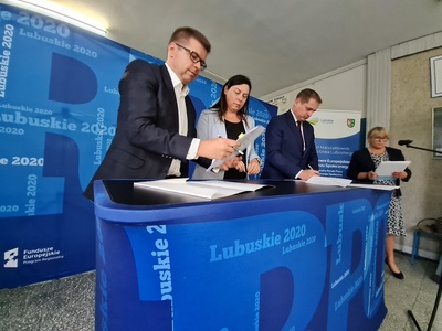 Uroczyste podpisanie umów