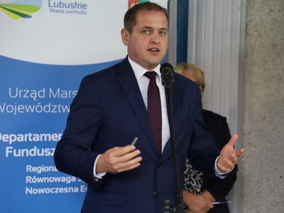 Wicemarszałek Łukasz Porycki podczas uroczystości podpisania umów