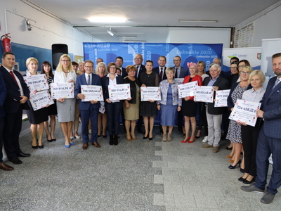 Beneficjenci podczas podpisania umów