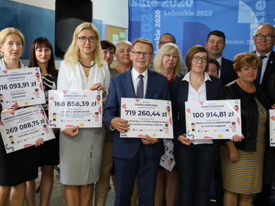 Beneficjenci podczas podpisania umów  