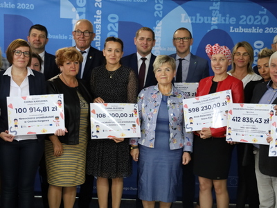 Beneficjenci podczas podpisania umów  