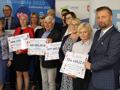 Beneficjenci podczas podpisania umów  