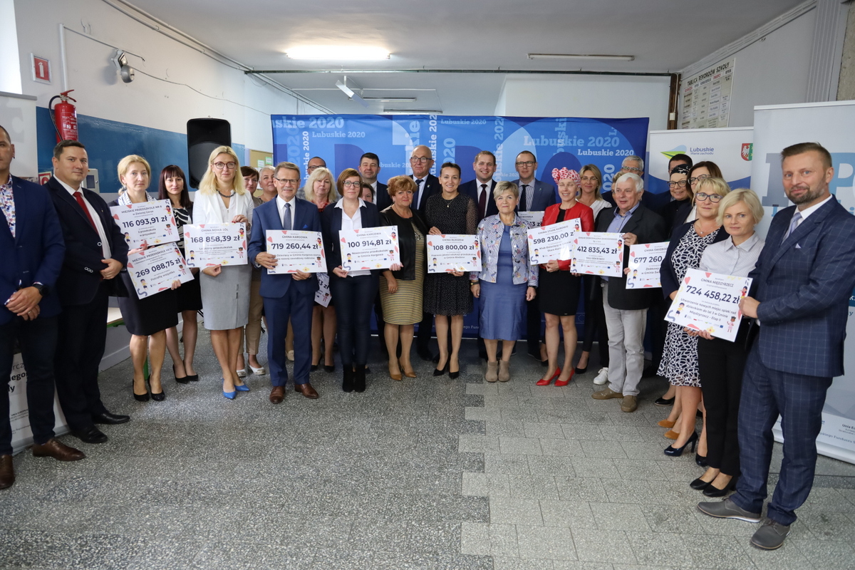 Beneficjenci podczas podpisania umów  