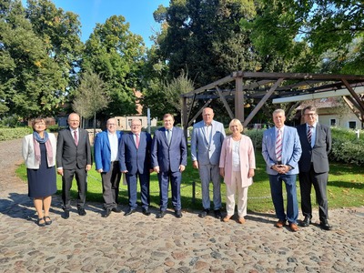 Uczestnicy spotkania przedstawicieli zarządu i sejmiku woj. lubuskiego z delegacją Parlamentu Krajowego Brandenburgii w Kolesinie