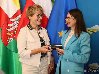 Marszałek Elżbieta Anna Polak przekazała nowej wójt Gminy Świdnica, Izabeli Mazurkiewicz marszałkowskie pióro