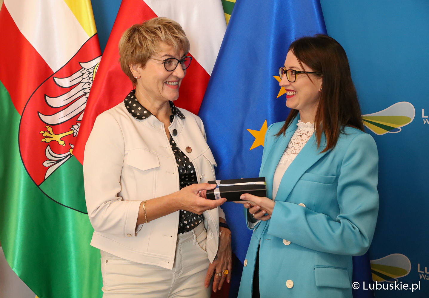 Marszałek Elżbieta Anna Polak przekazała nowej wójt Gminy Świdnica, Izabeli Mazurkiewicz marszałkowskie pióro