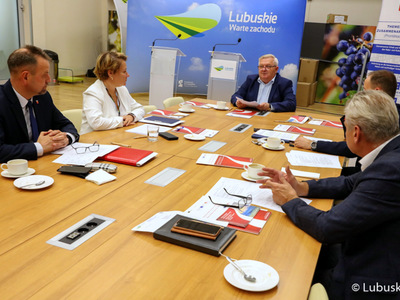 20 września br. w Urzędzie Marszałkowskim odbyło się spotkanie Członka Zarządu Województwa Lubuskiego, Tadeusza Jędrzejczaka z przedstawicielami Konwentu Powiatów Województwa Lubuskiego i Zrzeszenia Gmin Województwa Lubuskiego. Rozmowy dotyczyły Programów Interreg w perspektywie finansowej 2021 – 2027.
