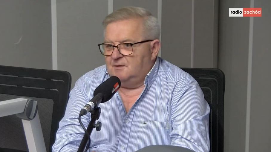 Na zdjęciu członek zarządu Tadeusz Jędrzejczak w studiu Radia Zachód.