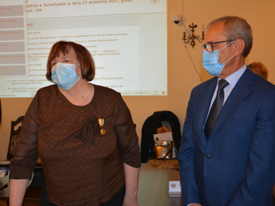 Na zdjęciu dwie osoby w maseczkach. Od lewej: kobieta i mężczyzna.