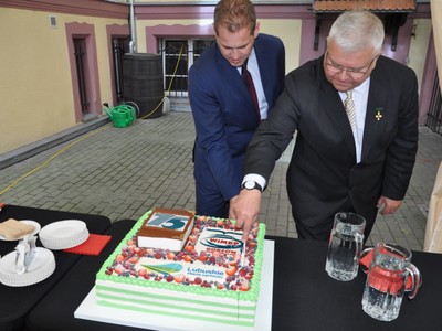 Gorzów Wlkp.: 75 lat biblioteki - krojenie torta.