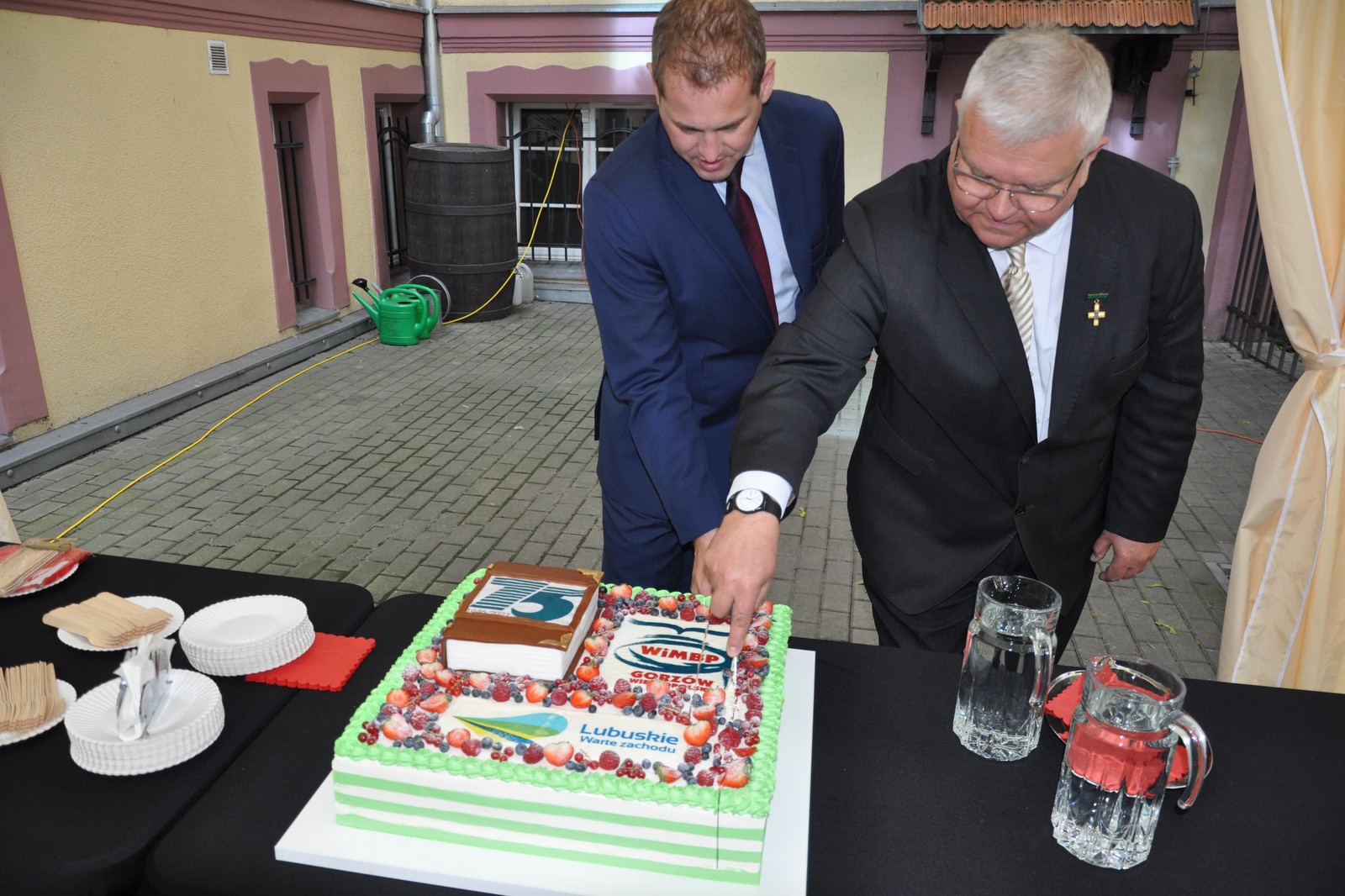 Gorzów Wlkp.: 75 lat biblioteki - krojenie torta. 