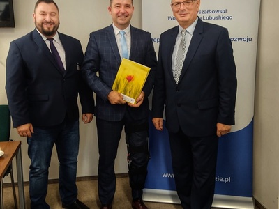 Podpisanie umów na drogi z dofinansowaniem z PROW.