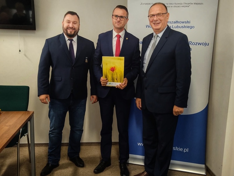 Podpisanie umów na drogi z dofinansowaniem z PROW.