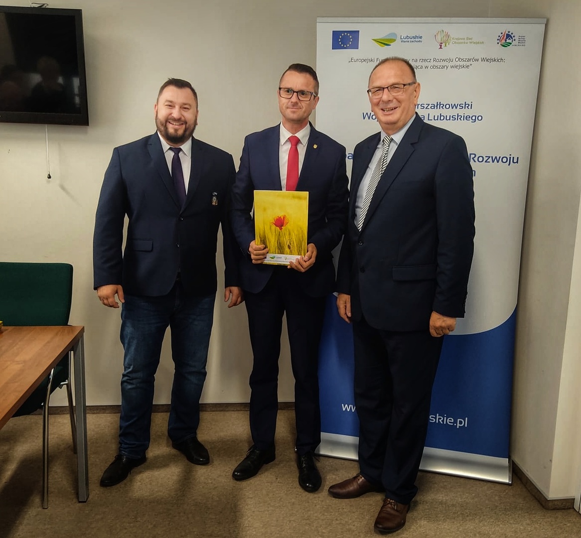 Podpisanie umów na drogi z dofinansowaniem z PROW.