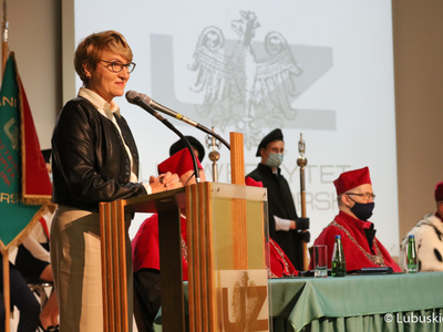 Marszałek Elżbieta Anna Polak podczas inauguracji roku akademickiego 2021/2022 na Uniwersytecie Zielonogórskim