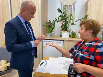 Członek zarządu woj. lubuskiego, Marcin Jabłoński odwiedził Centrum Aktywności Społecznej, w którym mają swoje siedziby seniorzy oraz strzeleckie NGO-sy. 