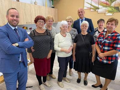 Członek zarządu woj. lubuskiego, Marcin Jabłoński odwiedził Centrum Aktywności Społecznej, w którym mają swoje siedziby seniorzy oraz strzeleckie NGO-sy.