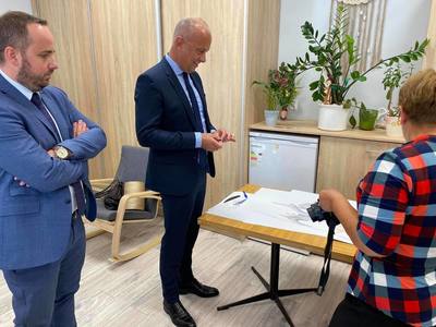 Członek zarządu woj. lubuskiego, Marcin Jabłoński odwiedził Centrum Aktywności Społecznej, w którym mają swoje siedziby seniorzy oraz strzeleckie NGO-sy. 