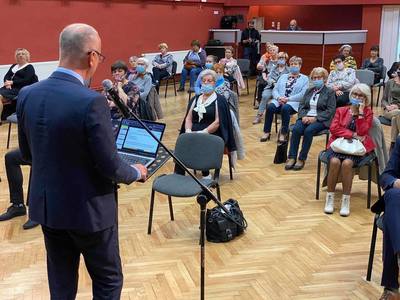 Członek zarządu woj. lubuskiego, Marcin Jabłoński podczas inauguracji nowego roku akademickiego na Uniwersytecie Trzeciego Wieku w Strzelcach Krajeńskich.
