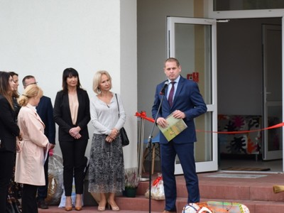 Wicemarszałek Łukasz Porycki (przy mikrofonie) wziął udział w uroczystym otwarciu nowego budynku domu dziecka w Skwierzynie.