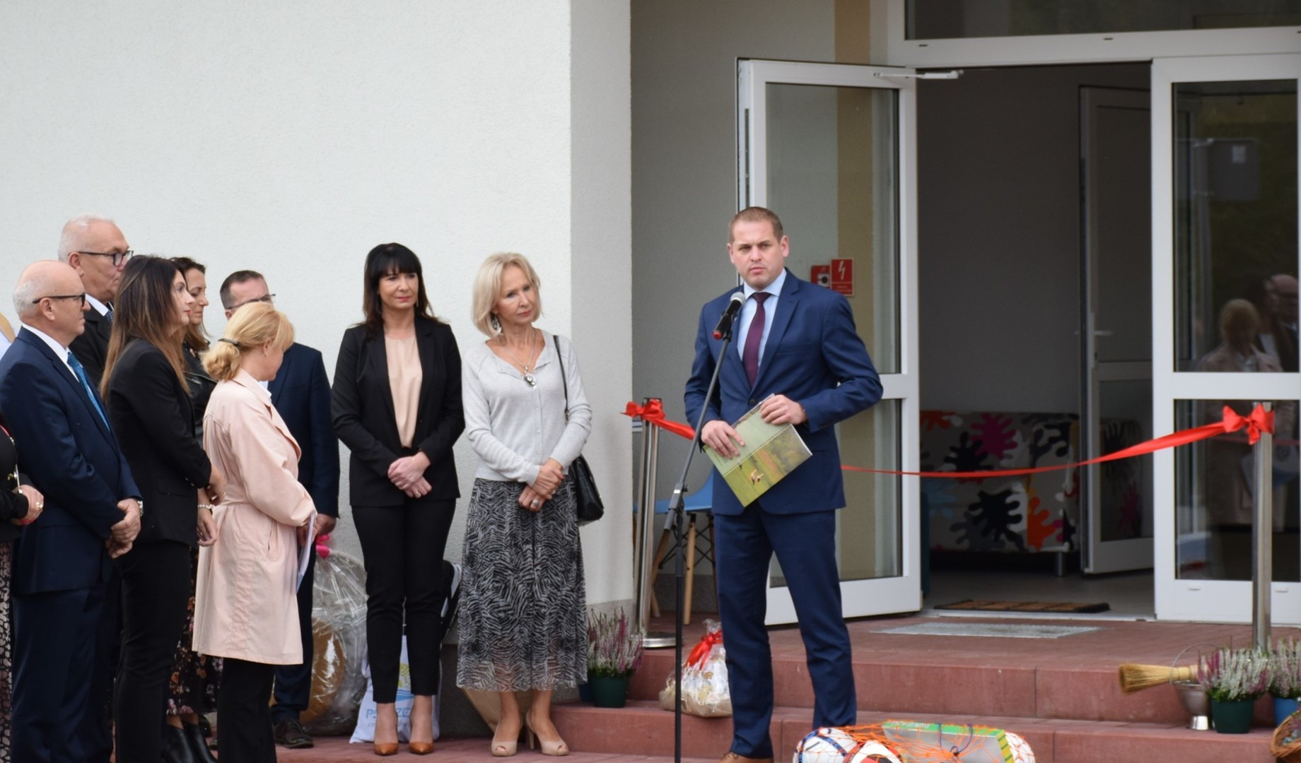 Wicemarszałek Łukasz Porycki (przy mikrofonie) wziął udział w uroczystym otwarciu nowego budynku domu dziecka w Skwierzynie. 
