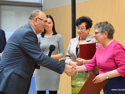 Wicemarszałek Stanisław Tomczyszyn wręcza akty powołania członkom Lubuskiej Społecznej Rady Seniorów II kadencj