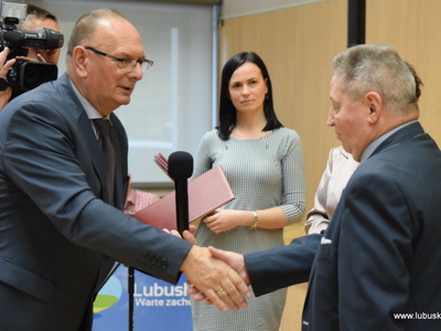 Wicemarszałek Stanisław Tomczyszyn wręczył akty powołania członkom Lubuskiej Społecznej Rady Seniorów II kadencj