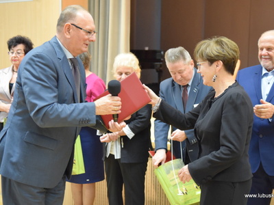 Wicemarszałek Stanisław Tomczyszyn wręczył akty powołania członkom Lubuskiej Społecznej Rady Seniorów II kadencj