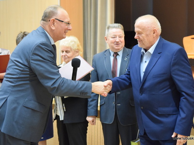 Wicemarszałek Stanisław Tomczyszyn wręczył akty powołania członkom Lubuskiej Społecznej Rady Seniorów II kadencj