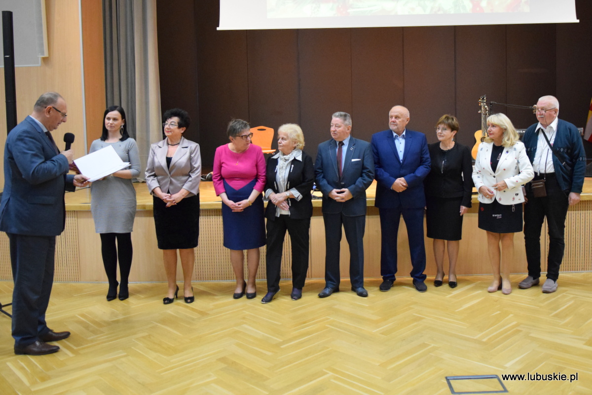 Wicemarszałek Stanisław Tomczyszyn wręczył akty powołania członkom Lubuskiej Społecznej Rady Seniorów II kadencj