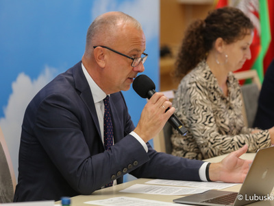 W środę (13 października br.) w Urzędzie Marszałkowskim w Zielonej Górze odbyło się XVI posiedzenie Komitetu Monitorującego RPO - Lubuskie 2020. Obradom przewodniczył członek zarządu Marcin Jabłoński.

