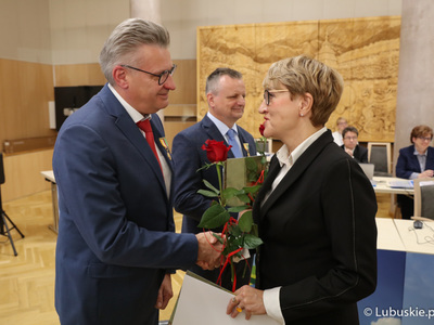 Marszałek Elżbieta Anna Polak wręcza „Odznakę Honorową za Zasługi dla Województwa Lubuskiego”. 