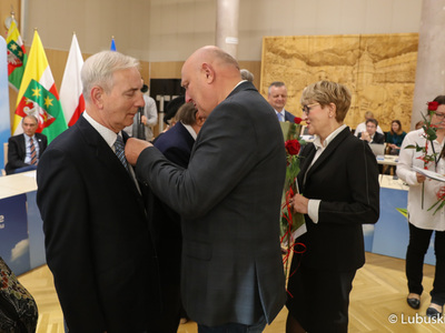 Przewodniczący sejmiku Wacław Maciuszonek oraz marszałek Elżbieta Anna Polak podczas wręczania „Odznak Honorowych za Zasługi dla Województwa Lubuskiego”. 
