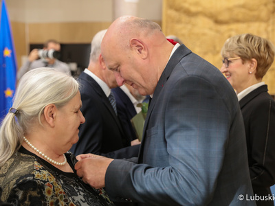 Przewodniczący sejmiku Wacław Maciuszonek oraz marszałek Elżbieta Anna Polak podczas wręczania „Odznak Honorowych za Zasługi dla Województwa Lubuskiego”. 