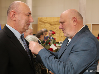 Przewodniczący sejmiku Wacław Maciuszonek wręcza „Odznakę Honorową za Zasługi dla Województwa Lubuskiego”. 
