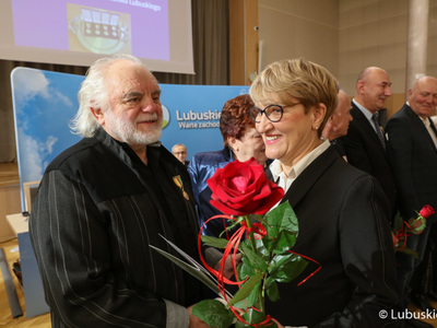Marszałek Elżbieta Anna Polak podczas wręczenia „Odznaki Honorowej za Zasługi dla Województwa Lubuskiego” Maciejowi Wróblewskiemu.