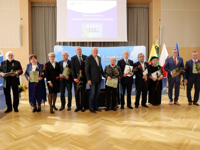 Marszałek Elżbieta Anna Polak oraz przewodniczący sejmiku Wacław Maciuszonek podczas październikowej sesji wręczyli „Odznaki Honorowe za Zasługi dla Województwa Lubuskiego”.
