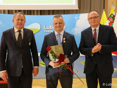 Wicemarszałek Stanisław Tomczyszyn (z prawej) podczas uroczystości wręczania „Odznak Honorowych za Zasługi dla Województwa Lubuskiego” 