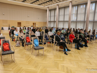 Uczniowie i nauczyciele z PSP nr 1 w Żaganiu podczas lekcji obywatelskiej w urzędzie marszałkowskim
