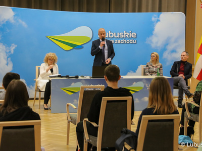 Marcin Jabłoński, członek zarządu woj. lubuskiego, podczas spotkania z uczniami klas ósmych z PSP nr 1 w Żaganiu