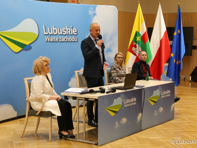 Marcin Jabłoński, członek zarządu woj. lubuskiego, podczas spotkania z uczniami klas ósmych z PSP nr 1 w Żaganiu