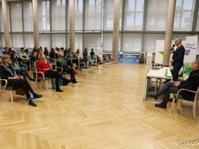 Marcin Jabłoński, członek zarządu woj. lubuskiego, podczas spotkania z uczniami klas ósmych z PSP nr 1 w Żaganiu