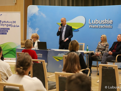 Marcin Jabłoński, członek zarządu woj. lubuskiego, podczas spotkania z uczniami klas ósmych z PSP nr 1 w Żaganiu