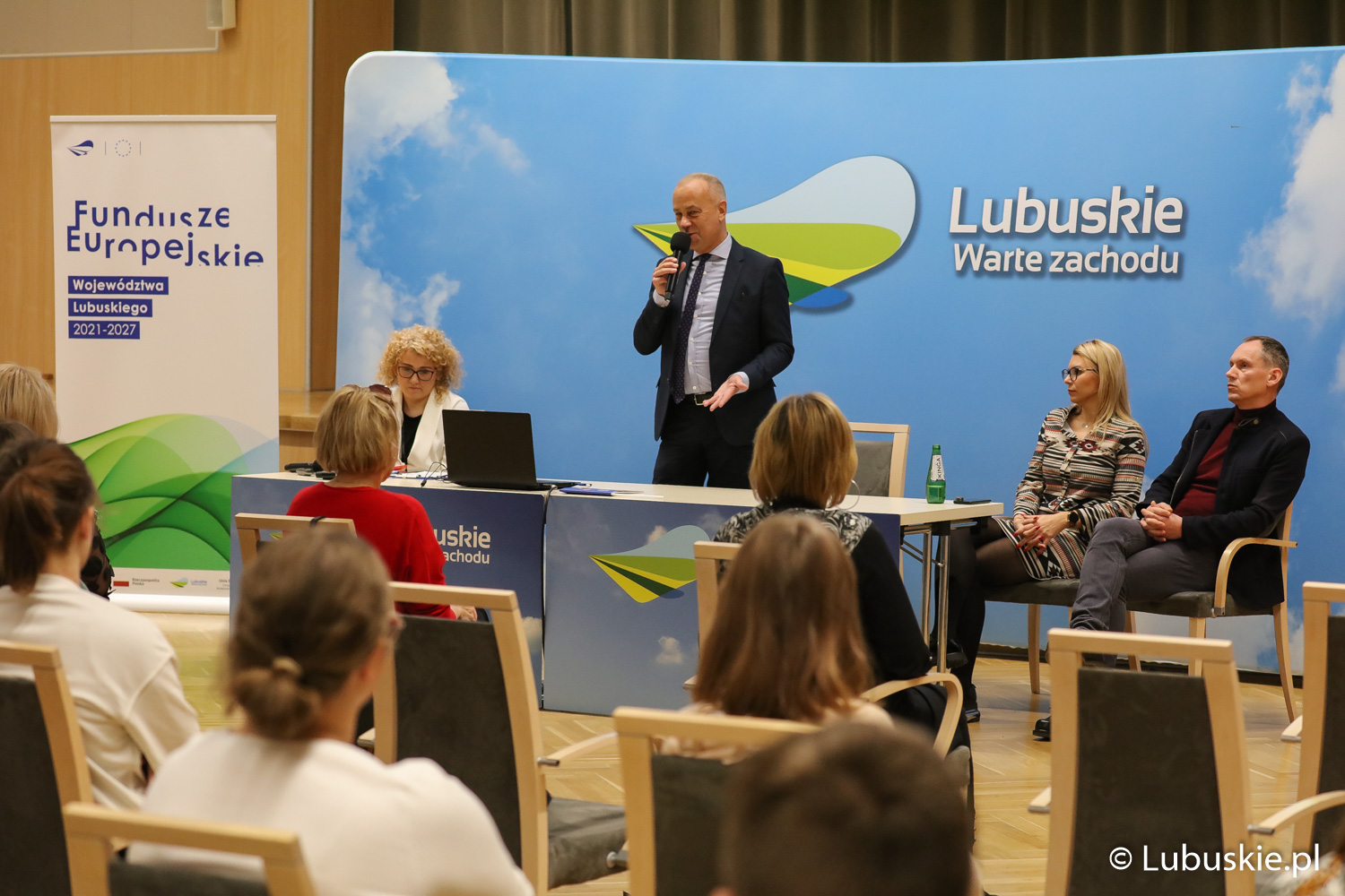 Marcin Jabłoński, członek zarządu woj. lubuskiego, podczas spotkania z uczniami klas ósmych z PSP nr 1 w Żaganiu